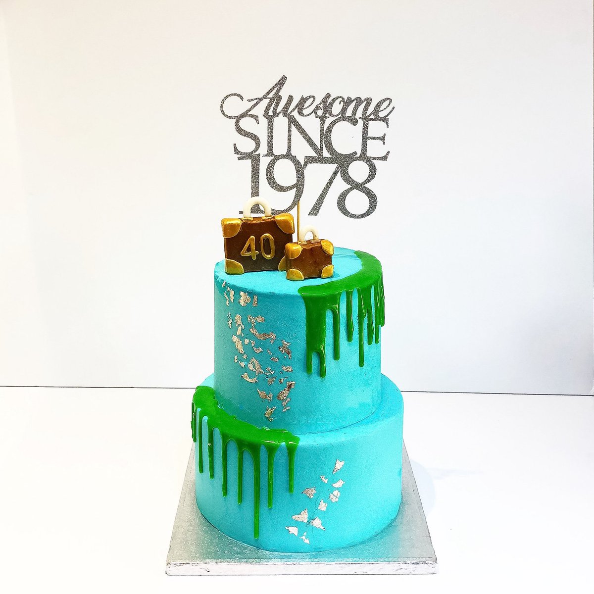 FlossyBakery's tweet photo. For a birthday Boy 🎉
Two Tiered Decadent Chocolate 🍫 Cake w/ Chocolate Buttercream Filling &amp; Vanilla Buttercream on the outside.
Handmade fondant suitcases 👩‍🍳
Silver leaf https://t.co/LqsTR0e1oG