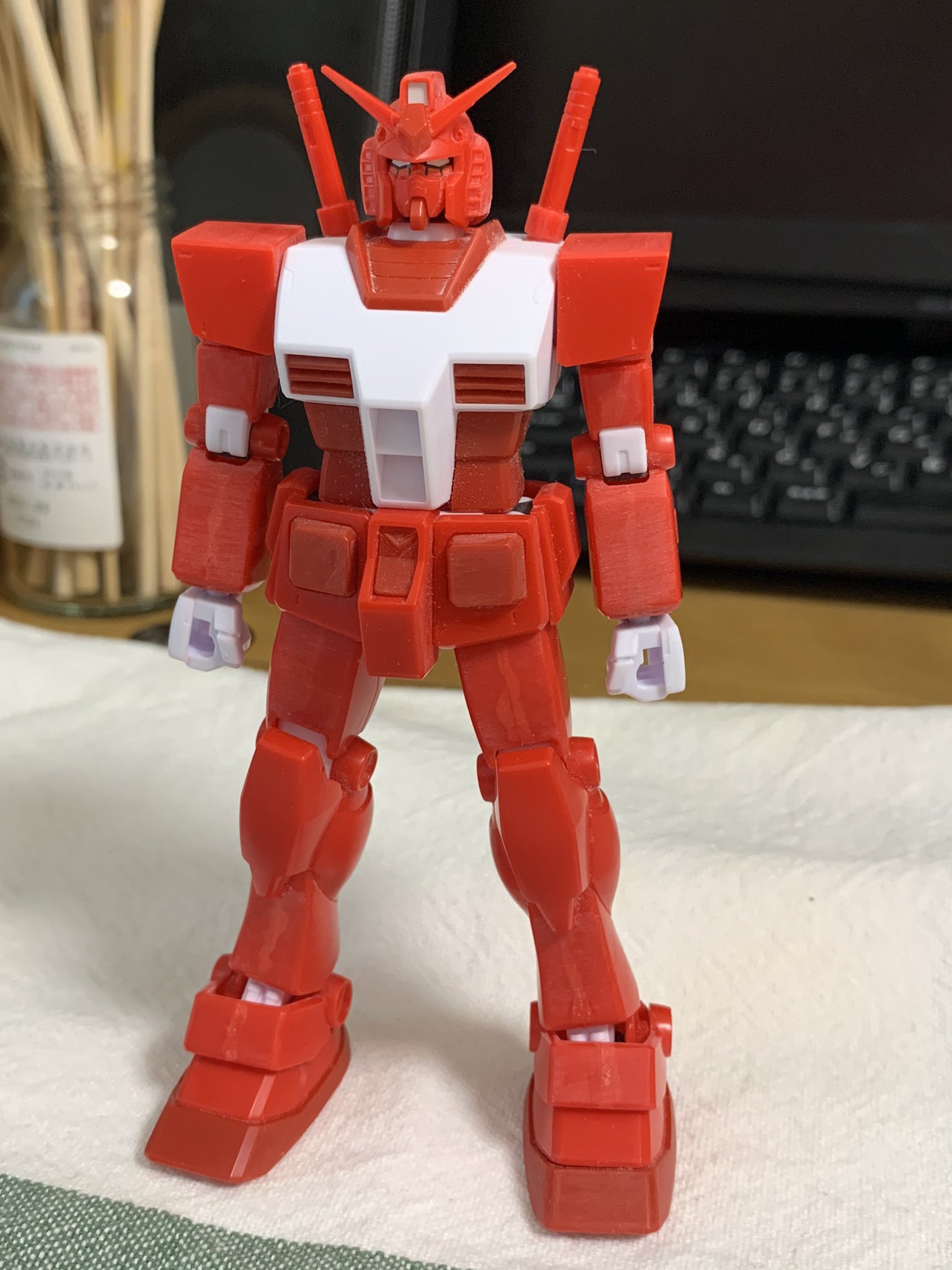 Turuturucentokun 早起きしてユニクロガンダム製作 ランナーパテ接着剤で合わせ目消そうとしたけど 見事に失敗 赤の成形色は難しいなぁ 塗って隠すか このまま汚して誤魔化すか考え中 ガンプラ ユニクロガンダム ガンプラ好きな人と繋がりたい