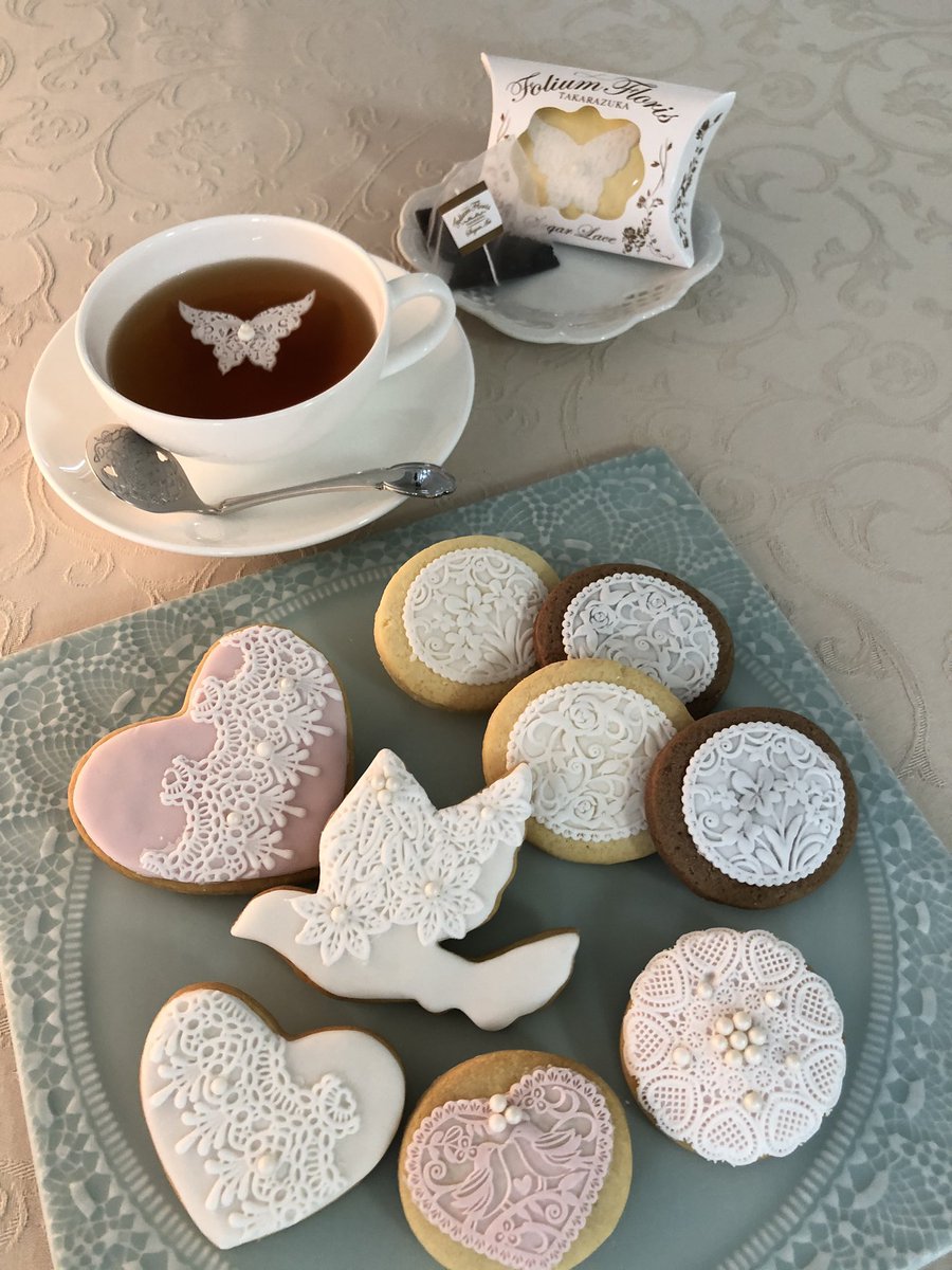 Londonwalkerロンドンウォーカー編集部 100倍楽しむイギリスの歩き方 旅するイギリス英語 別途記載しておりますが お店の名前はフォリウムフロリスタカラヅカになります ラテン語で花びら ビクトリアン時代から続くお砂糖の工芸品シュガークラフトを得意