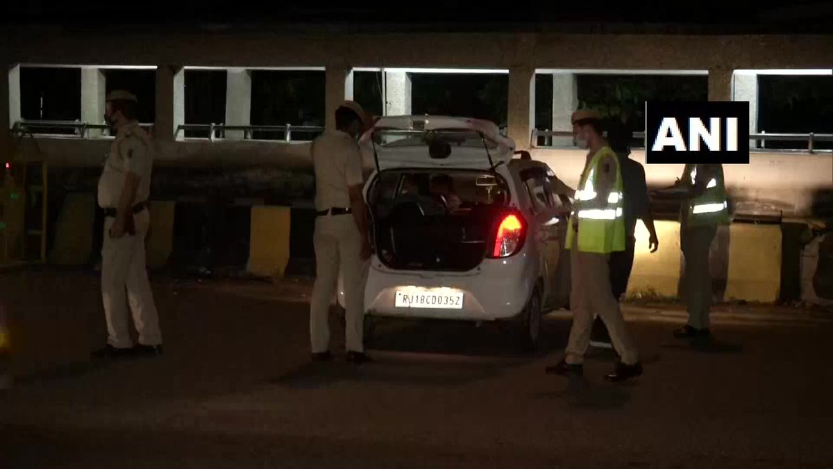 ANI's tweet photo. Delhi Police check vehicles of commuters on Delhi-Haryana border near Gurugram amid heightened security in view of #IndependenceDay. https://t.co/DDM49WL2GN