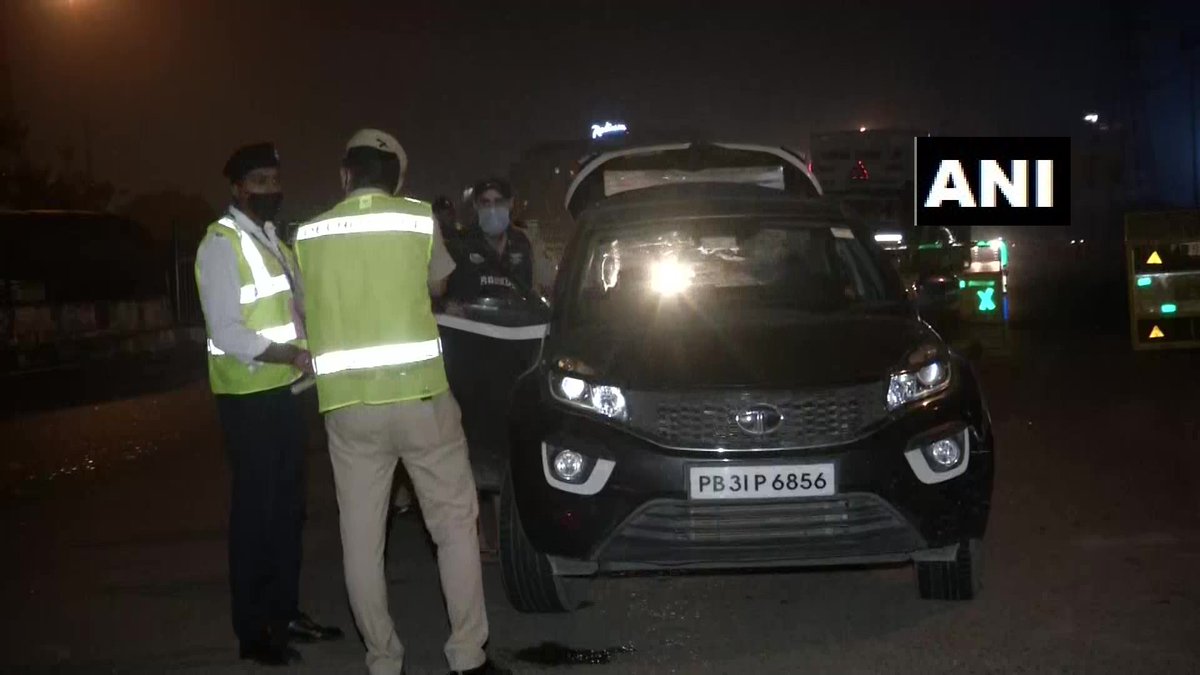 ANI's tweet photo. Delhi Police check vehicles of commuters on Delhi-Haryana border near Gurugram amid heightened security in view of #IndependenceDay. https://t.co/DDM49WL2GN
