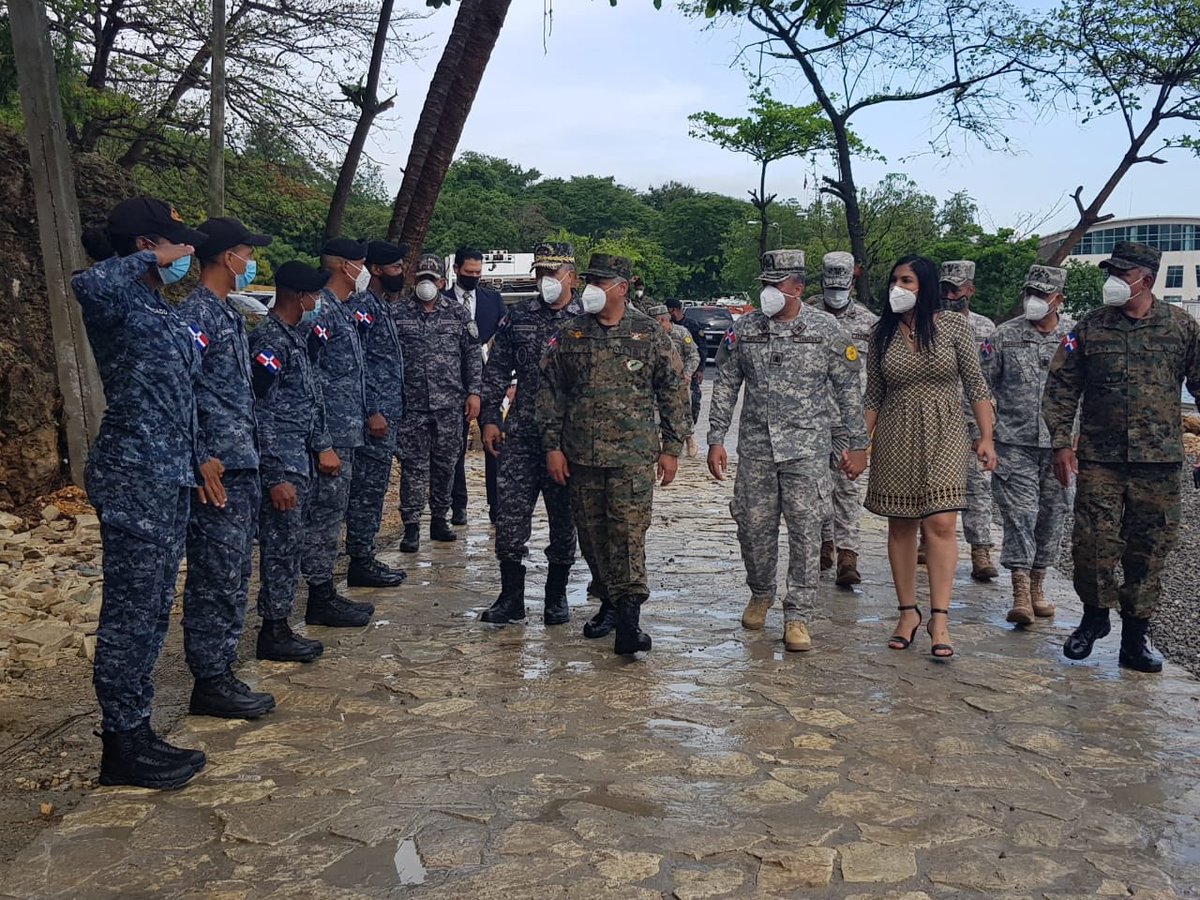 MDefensaRD's tweet photo. 2- @FuerzaAereaRD y Director de la @PoliciaRD esta será una herramienta de viabilidad para la interdicción de ilícitos en las costas de República Dominicana. #ElMideTeInforma #FFAA #ArmadaRD https://t.co/Q1zdRuAbNT