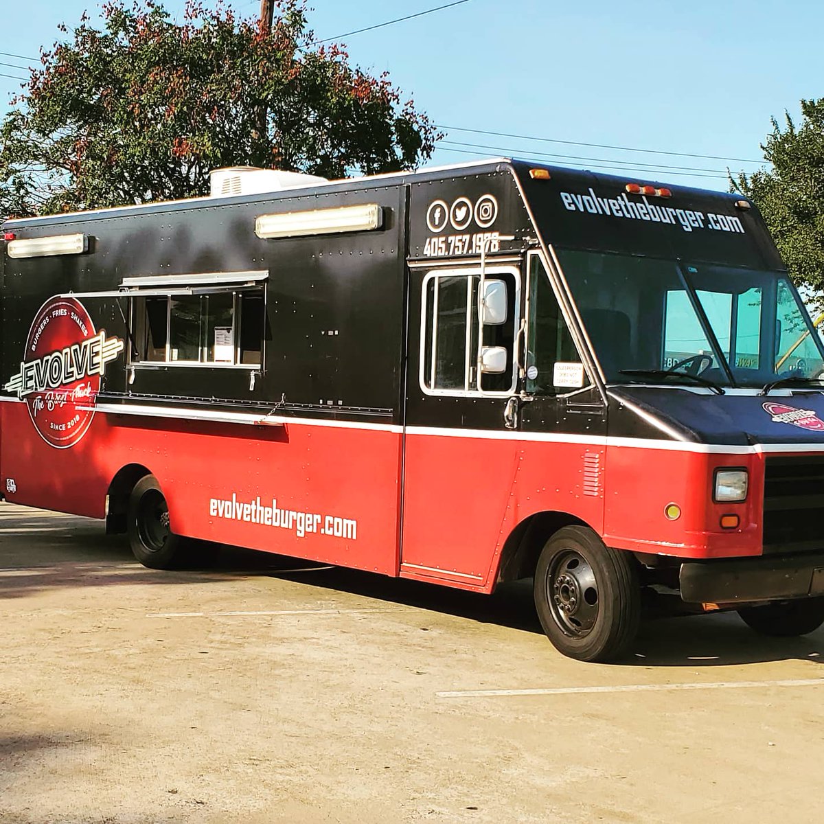 EvolveTheBurger's tweet photo. You can catch us tonight at Four Leaf Beer Wine Spirits at the corner of Waterloo and Broadway! We can't wait to see everyone out here! https://t.co/cRrB81HCnx