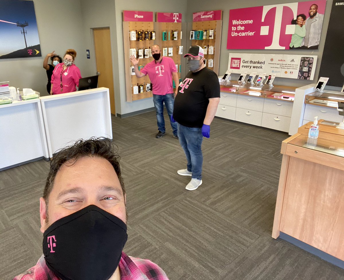 ReeseParkison's tweet photo. Seeing these #rockstars in @CityofHudsonWI with our newest partner #WirelessLifestyle with #RIS Chris and his #RIL Jeff dropping knowledge today. I appreciate everyone on these teams and all they do to be #CustomerObsessed @FielNick @SteveLessor @Pkushn @WL_News #TheBoldNorth https://t.co/GuXK21Xft3