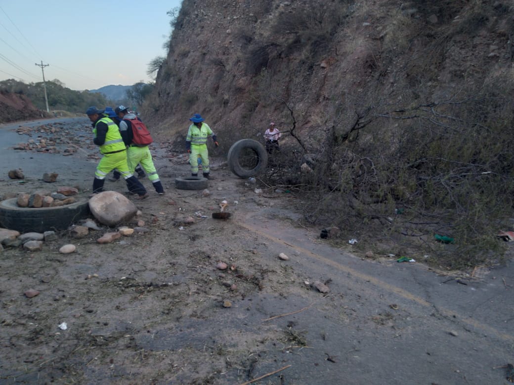 Opinion_Bolivia's tweet photo. Reportan que la vía #Suticollo - #Oruro está siendo despejada. Sin embargo, la vía al occidente tiene un tramo "difícil de desbloquear", pues se trata de una zona #dinamitada. Personal de la EPI de Sipe Sipe realiza la limpieza manualmente.
Vía ABC https://t.co/Y1wROdzSJd
