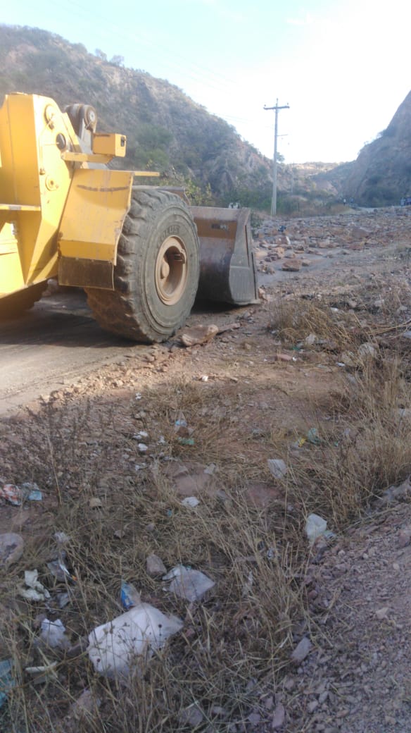 Opinion_Bolivia's tweet photo. Reportan que la vía #Suticollo - #Oruro está siendo despejada. Sin embargo, la vía al occidente tiene un tramo "difícil de desbloquear", pues se trata de una zona #dinamitada. Personal de la EPI de Sipe Sipe realiza la limpieza manualmente.
Vía ABC https://t.co/Y1wROdzSJd