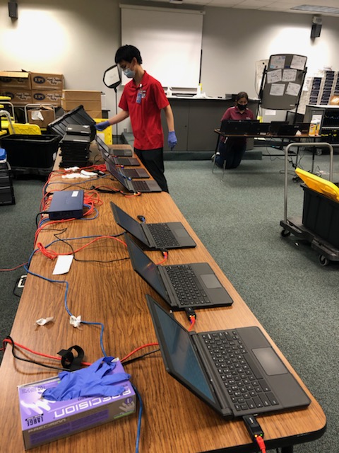 SingleyTechs's tweet image. These techs are working late on a Friday to prepare Chromebooks for our students! @IISDTechService #IISDGameChangers #iisdtech #ForwardTogether