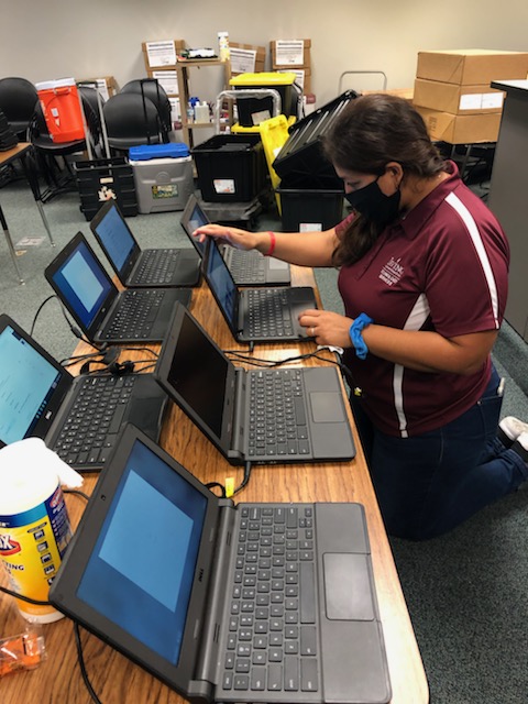 SingleyTechs's tweet image. These techs are working late on a Friday to prepare Chromebooks for our students! @IISDTechService #IISDGameChangers #iisdtech #ForwardTogether