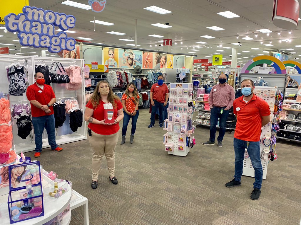 necholepak's tweet photo. They say time flies when you’re having fun, and boy did 6 weeks just fly by! We had such a great time hosting our #TargetInterns this summer! Madeira, Mallory, Alyse, Roger, Lucy good luck! #worksomewhereyoulove @ronygarcia79  @DavidWyantHires https://t.co/4lAjFRkIg2