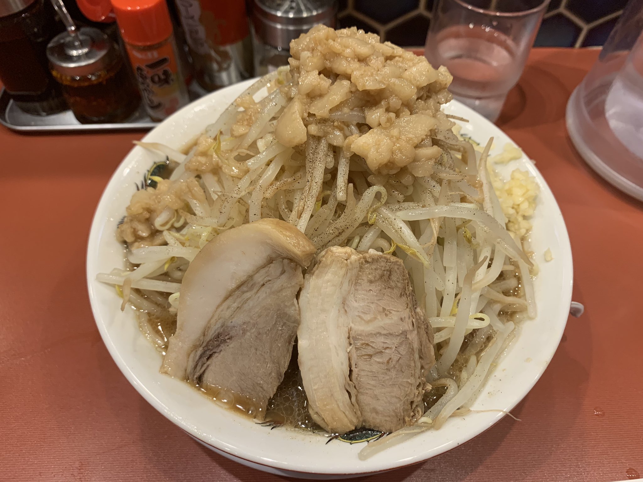 らきゅ ラーメン男塾 塾長ラーメン コールは麺並全マシ 二郎系やなって感じの一杯 ただ他二郎 系より もやしがエグ味 臭みが全然無くてスルスルと食える スープにも味が移らんくてこれならマシマシでも普通にイケる もやしとアブラ食いに二郎系来店し