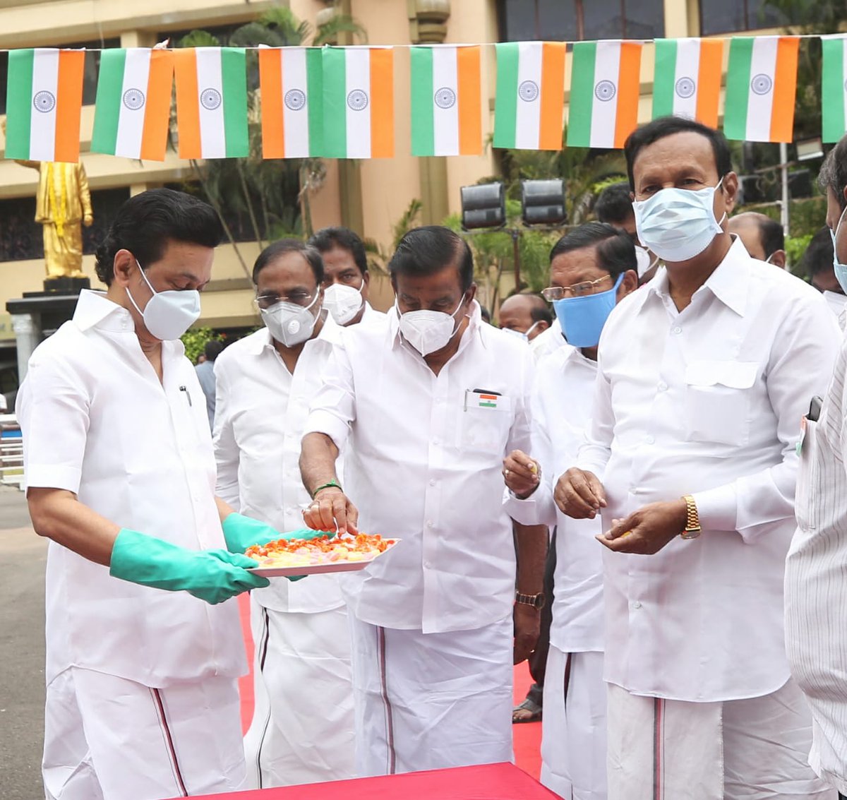 mkstalin's tweet photo. அனைவருக்கும் 74வது #சுதந்திரதினம் நல்வாழ்த்துகள்!

#IndependenceDay-வில் சாதி-மத-இன வேறுபாடு களைந்து, சமத்துவ உணர்வோடு அரசியல் சட்டத்தின் அனைத்து உரிமைகள் - நாட்��ின் பன்முகத்தன்மையை பாதுகாத்திட உறுதியேற்று, அண்ணா அறிவாலயத்தில் மூவண்ணக் கொடியை ஏற்றி வைத்து மரியாதை செலுத்தினேன்! https://t.co/K1cues91Bn
