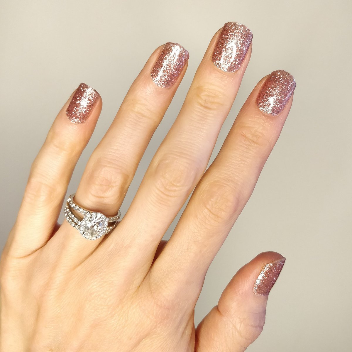 We hope you're having a dazzling Saturday! What an absolute CRACKER of a day it is in Melbourne today!! ☀️☀️
#nailwraps #nailstickers #roseglitter #glittermani #instantmani #diynails #manicure #zerodrytime #nofussnails #hairnailslashes #weddingnails #engagementring #weddinginspo