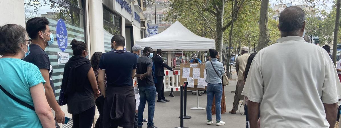 franceinfo's tweet photo. Covid-19 : "Jusqu'à trois heures d'attente pour un simple dépistage" à Paris, les laboratoires submergés
https://t.co/Pe8ILJO3VW https://t.co/BUhkYSsudF