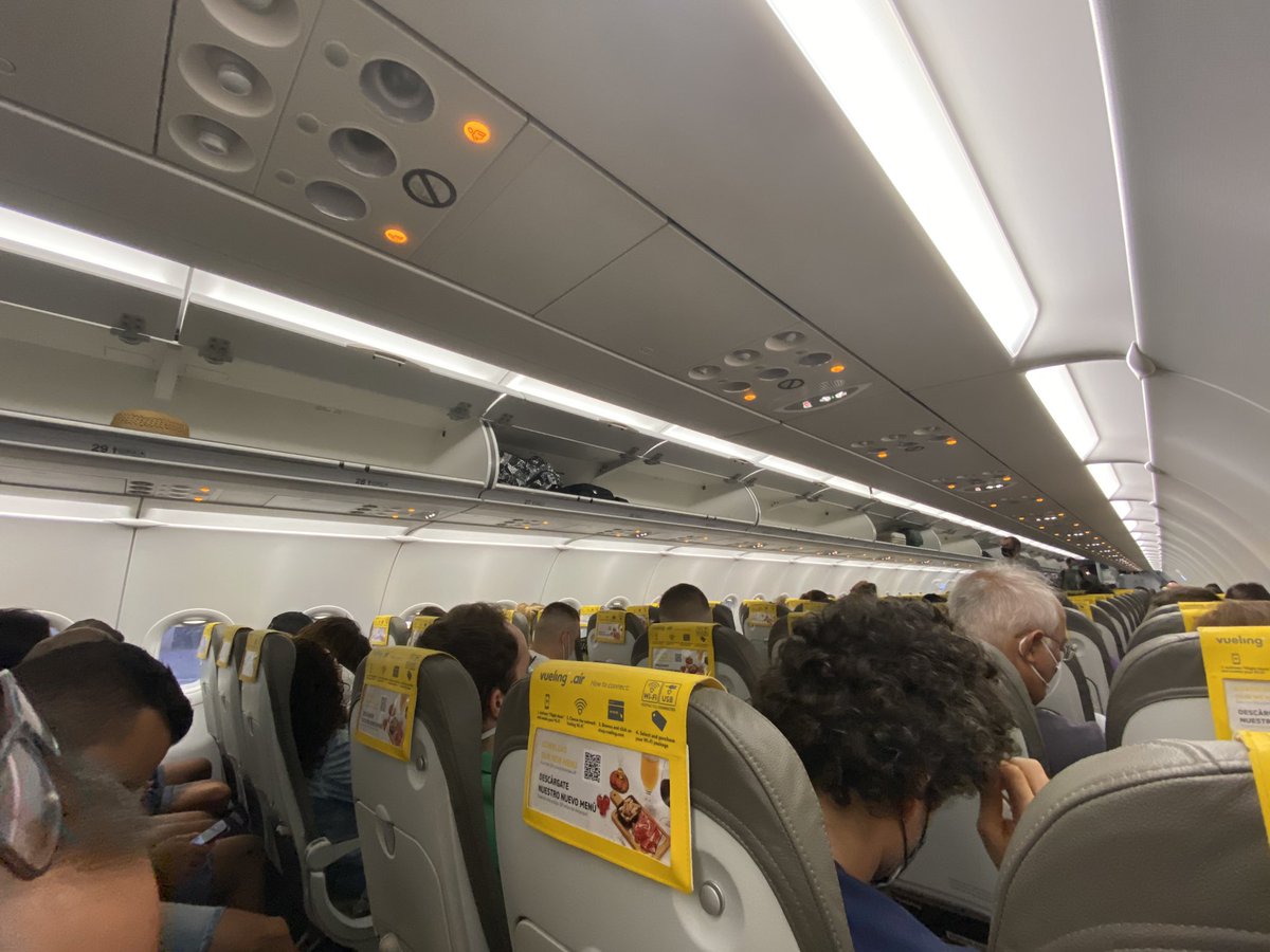 SoyJudasD's tweet photo. Muy bien 👍🏼 @vueling #flyingsafe https://t.co/cYrcSCNlkn