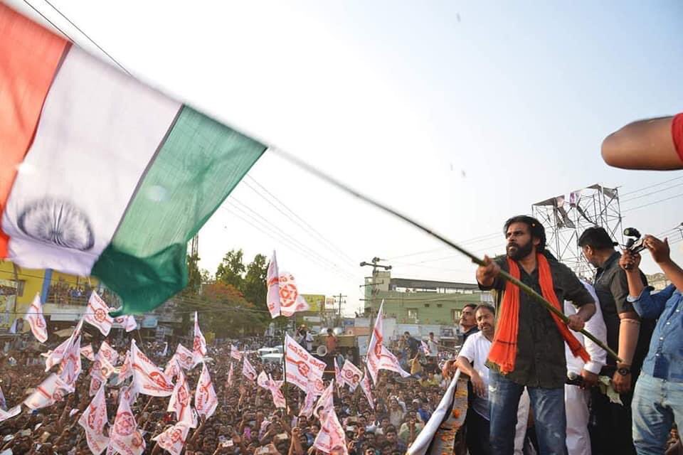 SSMB_dhf's tweet photo. If You Still Hate My Leader @PawanKalyan Just see this Pics ✊

 #Janasena 🇮🇳 https://t.co/BNpH0t2NmC