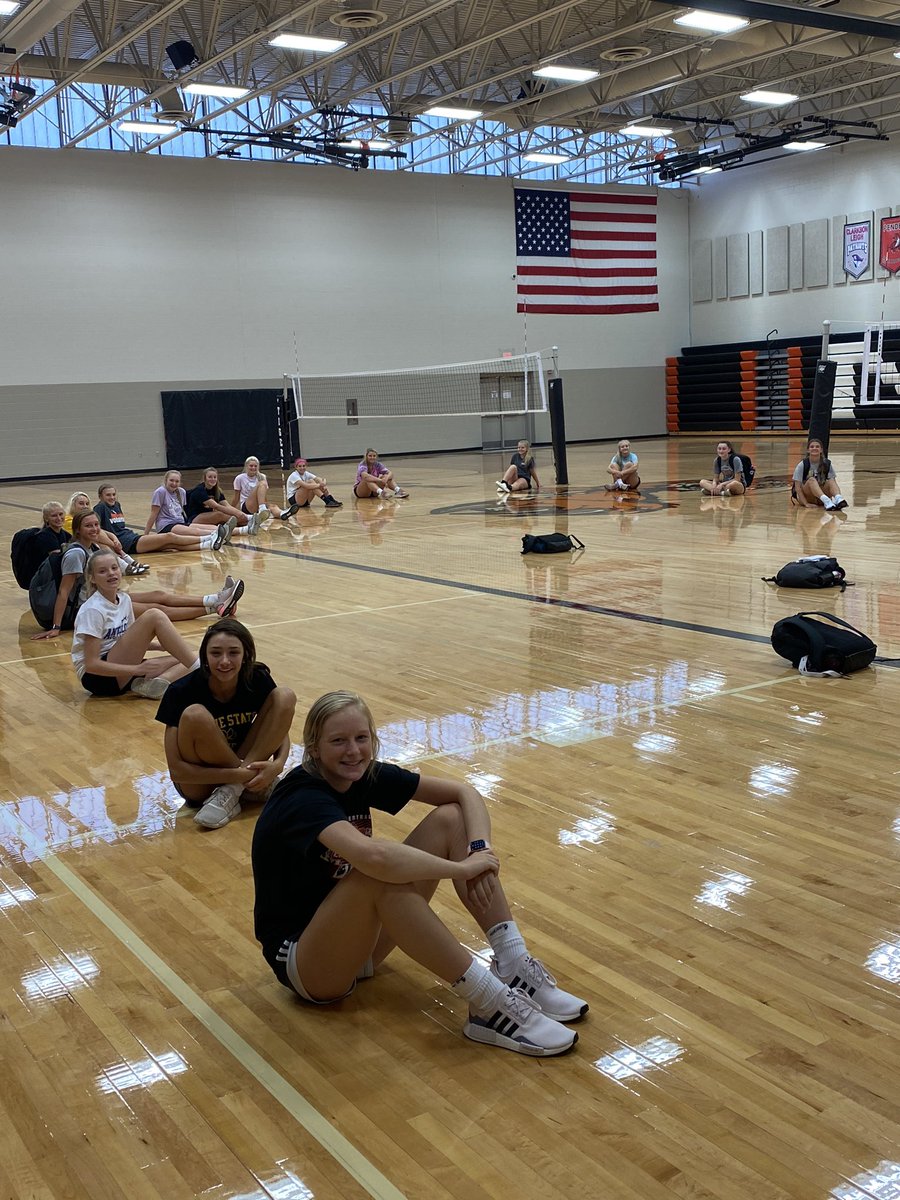 NBCTigerVball's tweet photo. 4 hour practices can be tough, so decided they needed a treat for making it through the week! Thank you, Lynda Cerny at Floral & Finds for staying late to make the girls smoothies. #1stweekdown #LadyTigers #lotsofimprovement https://t.co/gFrKKYb3I1