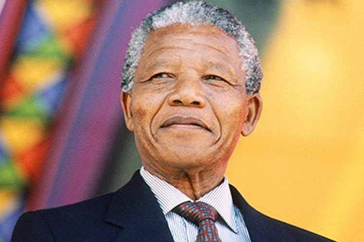 fuedicho's tweet photo. "Ser libre no es solamente desamarrarse las propias cadenas, sino vivir en una forma que respete y mejore la libertad de los demás".
Nelson Mandela
#Fuedicho https://t.co/sFXE1HfnRW