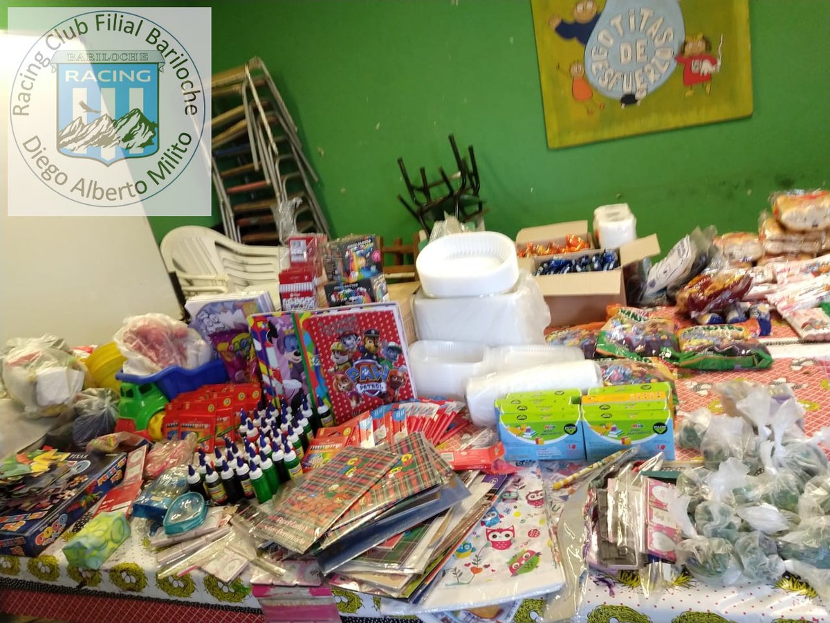 RacingBariloche's tweet photo. Estas son "sólo algunas" de las fotos de la entrega del dia de hoy, previo al dia del niño!!! El comedor Gotitas de esfuerzo recibió una parte importante de donaciones. Agradecemos en primer lugar a los socios e hinchas y simpatizantes de La Academia que forman parte de esta https://t.co/KvcNfGNNog