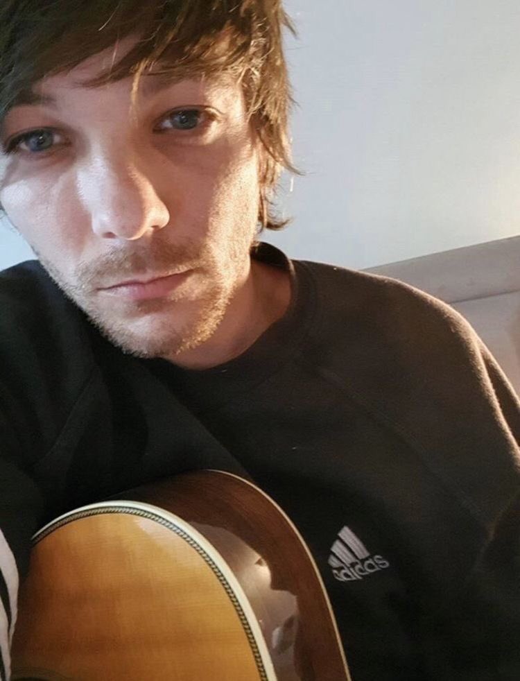 louis tomlinson selfies; a thread because i miss him