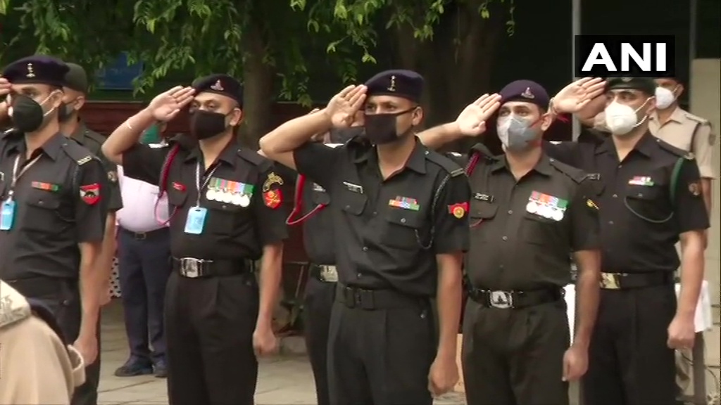 ANI's tweet photo. Delhi: Defence Minister Rajnath Singh unfurls the national flag at his residence. He says, "We will get freedom in its true meaning when India becomes self-reliant. So today we need to take a pledge to make India self-reliant." #IndependenceDay2020 https://t.co/TbpNhA3kYu