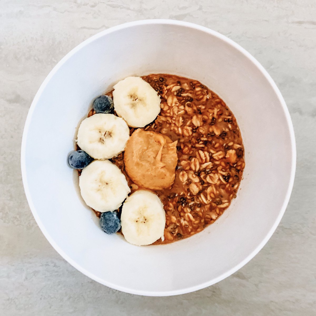amandasgoodeats's tweet photo. Cold Brew Overnight Oats 🤩

dEATS
⇒ 1/4 cup rolled oats
⇒ 1 tsp chia seeds
⇒ 1 tsp flax seeds
⇒ 1/2 scoop chocolate protein powder
⇒ 1/2 mashed banana
⇒ 1 tbs maple syrup
⇒ 1/2 cup unsweetened coconut milk
⇒ 1/4 cup cold brew https://t.co/RudQDPf2bC