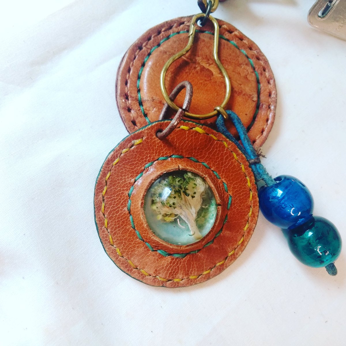 レジンと革とブロッコリーと。 #練習 #leathercraft #minne #hanaqoota