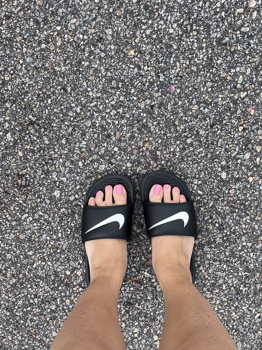 _jmarch's tweet photo. new pedi, anyone buying #feetpics ? https://t.co/jP96UhI3cF