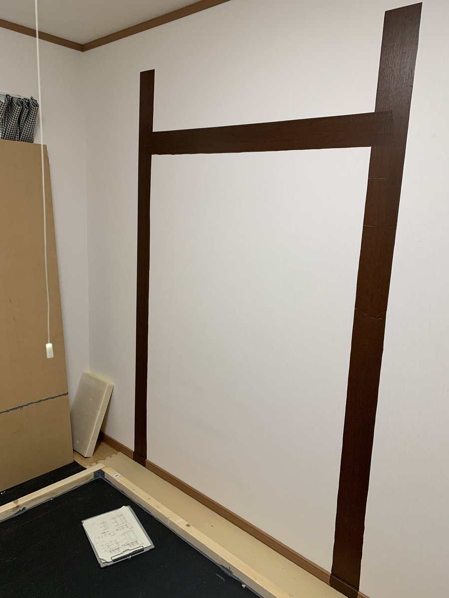 ちびまる 防音室作成日記 両側面を作成したので 壁に立てかけるんですが 賃貸の壁が傷つかないよいにシール壁紙を上から貼ってます 1面を賃貸の壁にすることで 板とグラスウール代を節約しています 1面作るのに1万円ぐらいするので