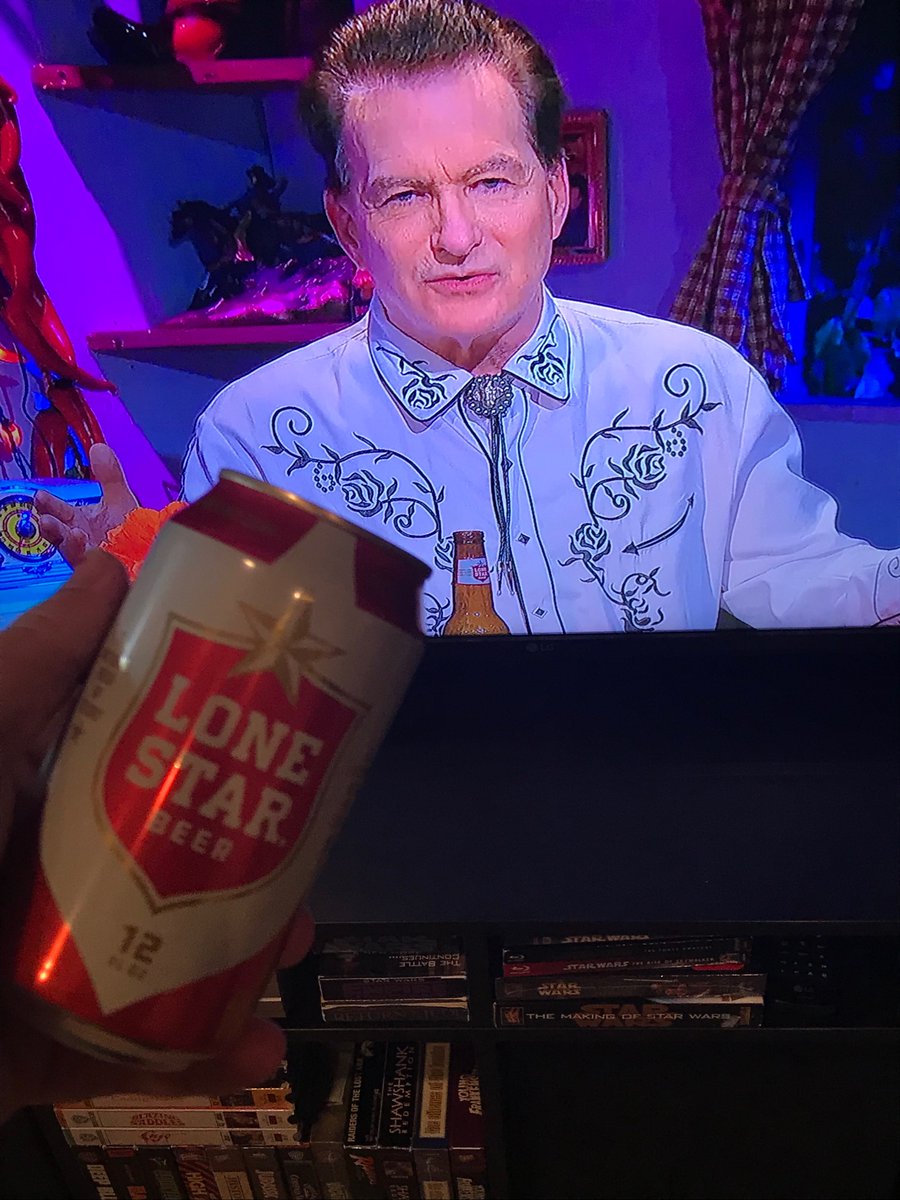 3lyssa's tweet photo. Cheers @therealjoebob !!! My first ever @lonestarbeer courtesy of @GeeksWhoEat 😋

#TheLastDriveIn #MutantFam #GeeksWhoEat #MutantSummerSleepover https://t.co/EdjOJkbh3B