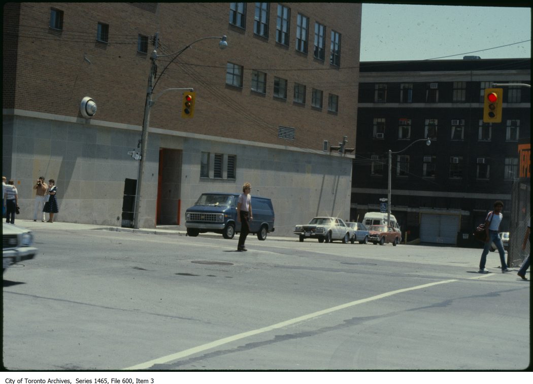 With the building of the railway viaduct in the 1920s, Simcoe Street was cut off at Station Street, north of the tracks. Along with the closing of the John Street bridge, the rail viaduct blocked through roads for almost one kilometre between York Street and Spadina Avenue. 2/3