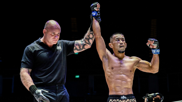ONECHAMPJP's tweet photo. 昨日のバンコク大会を写真で振り返ります🇹🇭
あなたが選ぶ #ベストショット📸はどの写真?
@ABEMA 見逃し配信はこちら
👉https://t.co/c4qIKfWYLp
#NoSurrender2 #WeAreONE #ONEChampionship #格闘技 https://t.co/dk78y4owTF