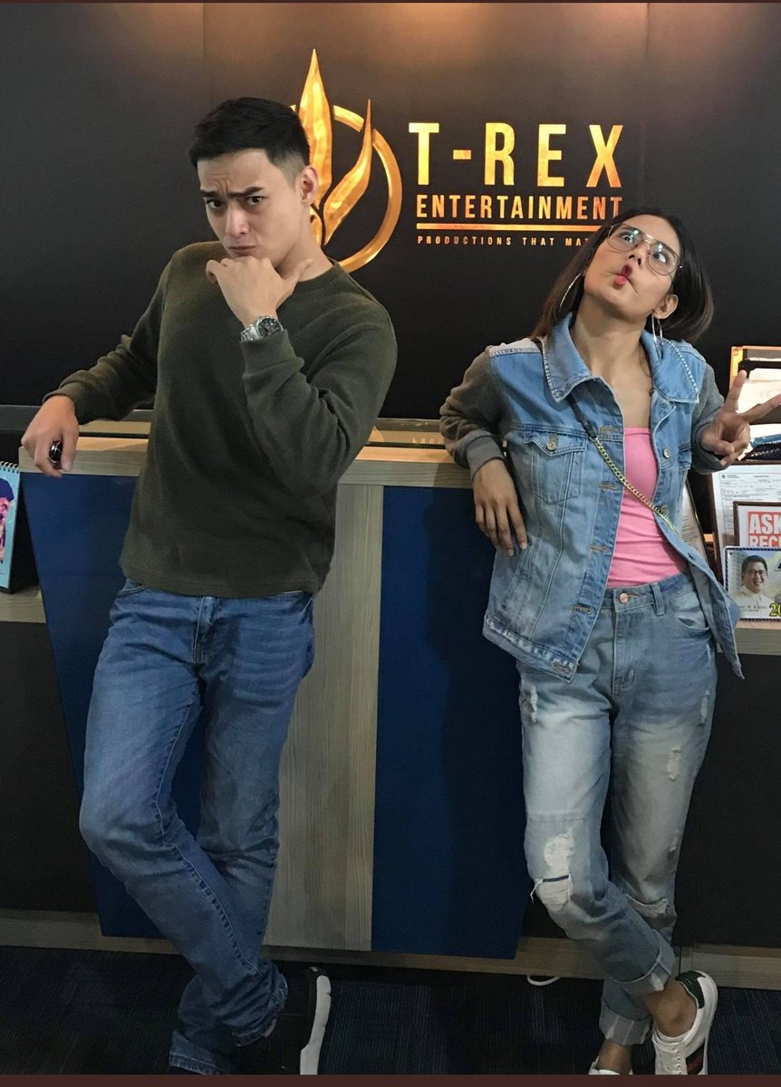 neildevlix's tweet photo. Happy Anniversary Bakwit Boys!
I remember yung kilig ko sa dalawang to..😁
Beke nemen pwede ng sundan..
#DeVance project pls.. 😅
@prodsthatmatter
#DevonSeron
#VanceLarena https://t.co/aqJcR12jlI