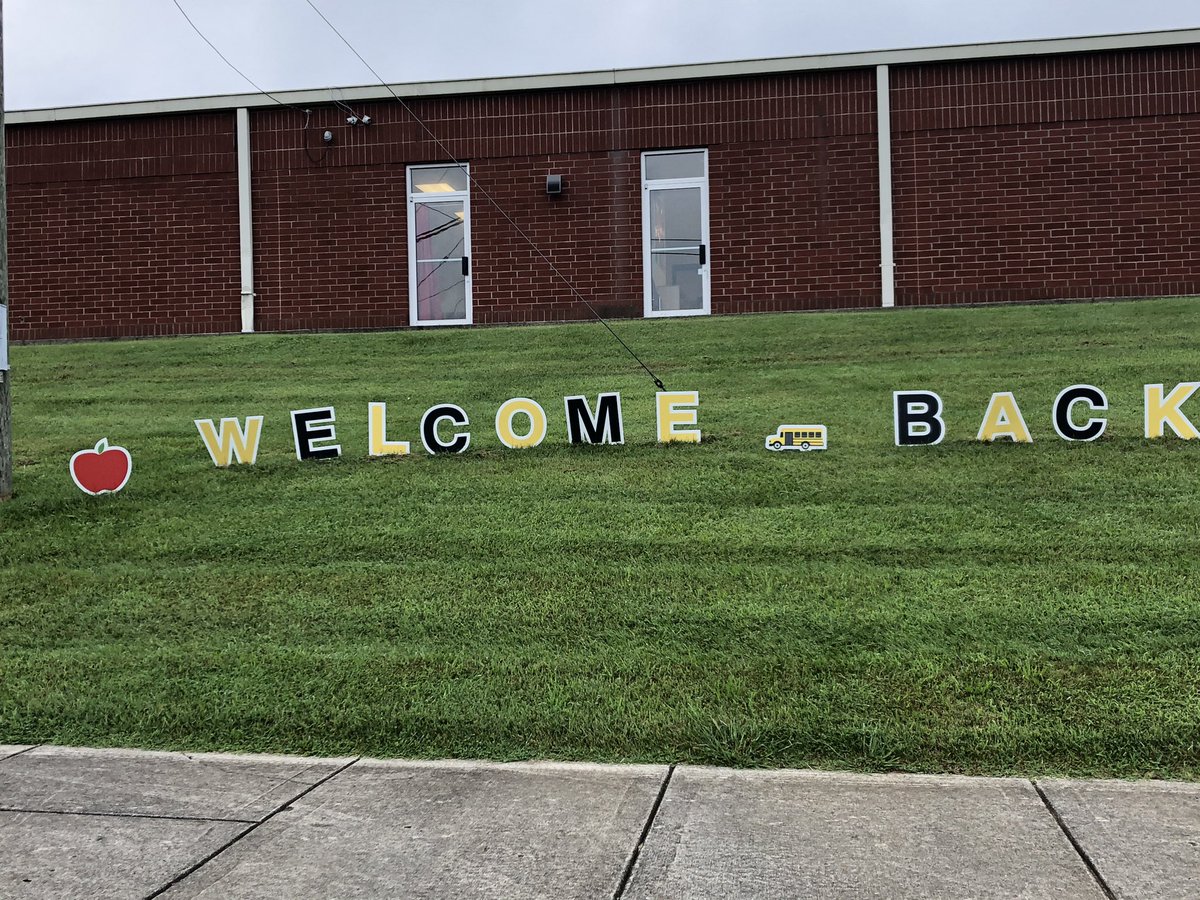 _stephaniemason's tweet photo. WES staff members greeted students as they arrived this morning.  Everyone was wearing a mask, but you still knew they were smiling.  Thanks for all the planning &amp; preparation that went into providing a very smooth start to the 20/21 school year. https://t.co/J89DKKTF4K