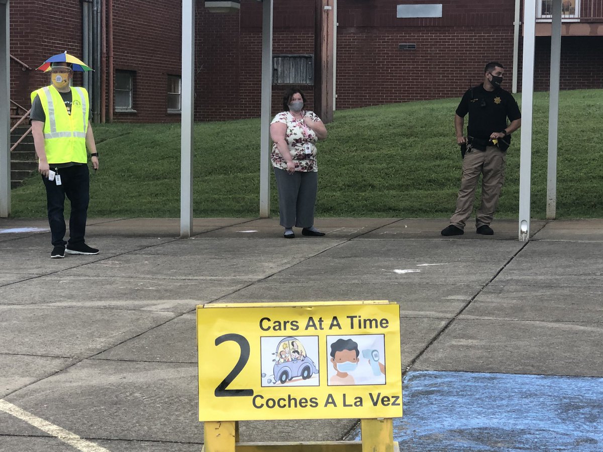 _stephaniemason's tweet photo. All in a day’s work - SRO Chris Baum greets WES students when they arrive and checks every door in the building.  Thanks for keeping us safe.  Thanks for taking time to build relationships. https://t.co/aNwLCn0vmJ