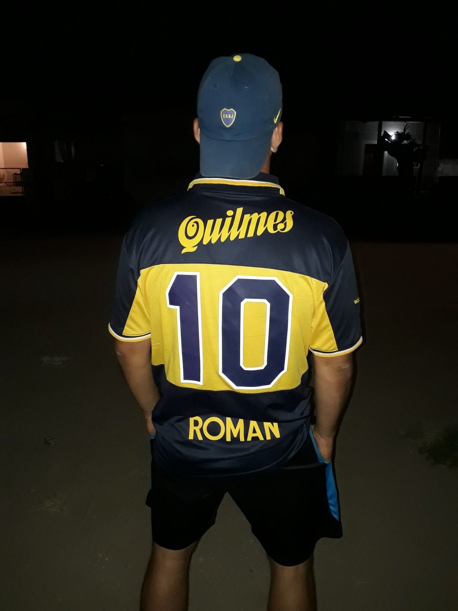 danizuasticca's tweet photo. Si fue ayer nomàs que la suela gastaba la pelota en el vaivèn voraz de ojos rivales. No precisabas mirarla,era tu amiga. Y los amigos se entienden aùn a oscuras. #Roman10 💙💛 https://t.co/EkDlDUB0Yz