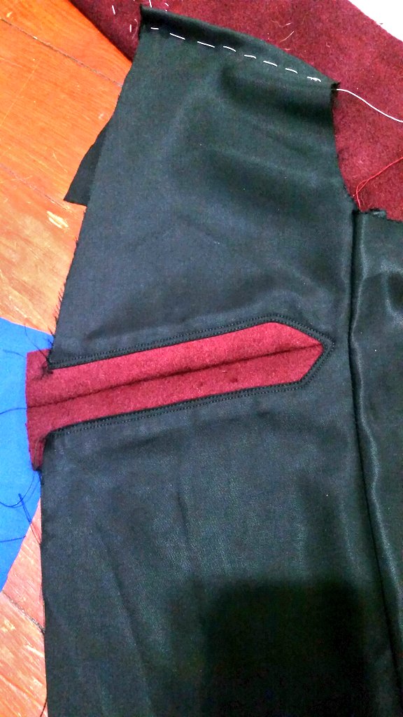 Part of that extra fabric in the lining is put into a pleat you can see basted here. Starting the lining pocket, making the decision to only do one on the side without the ticket pocket, just bc my fabric is bulky.