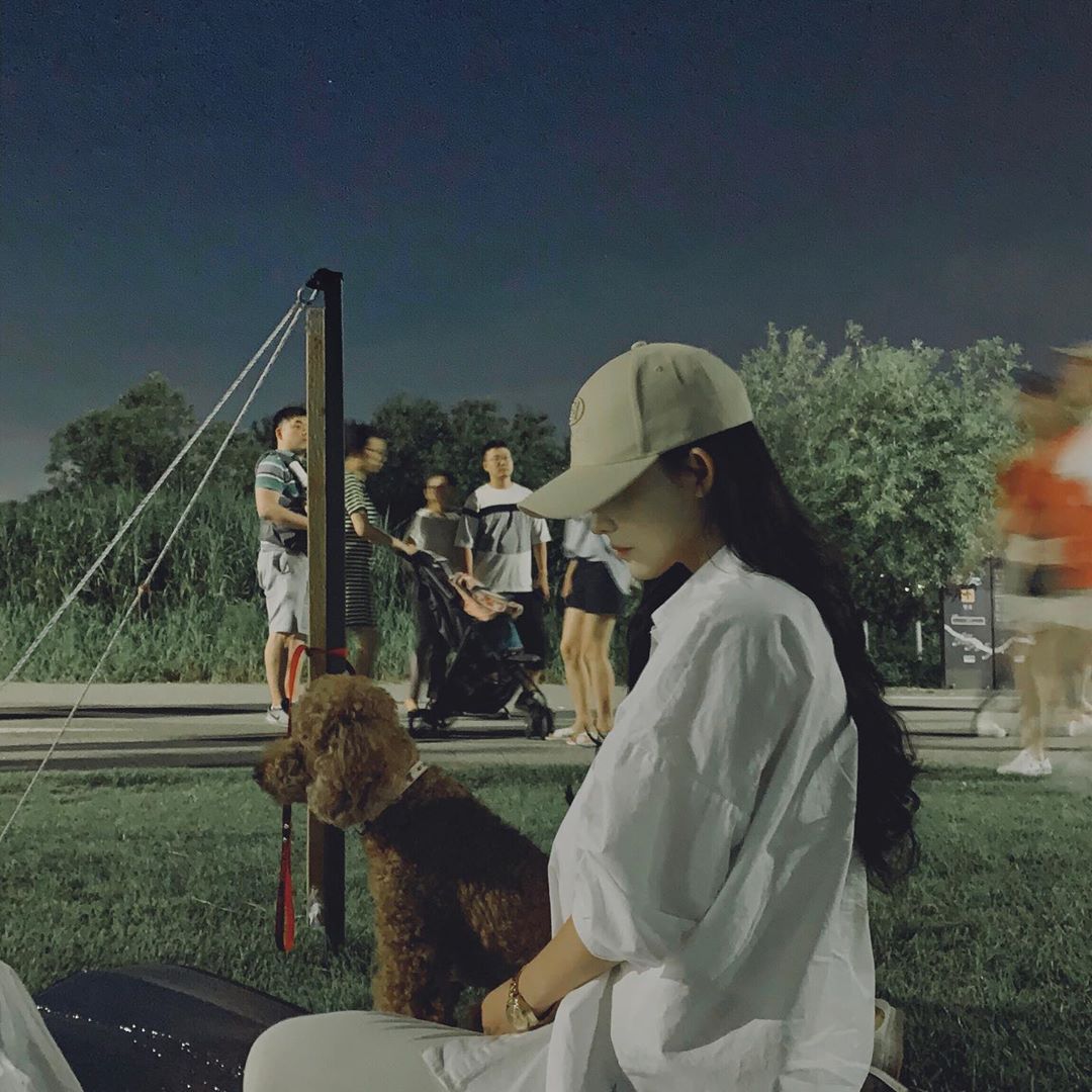 Salí de paseo con <a href="/xKimHwng/">Baekie.</a> y Holly, que era como nuestro bebito. Creo que ya estamos listos para ser padres ¿no? Jaja joke!

             —Via instagram—