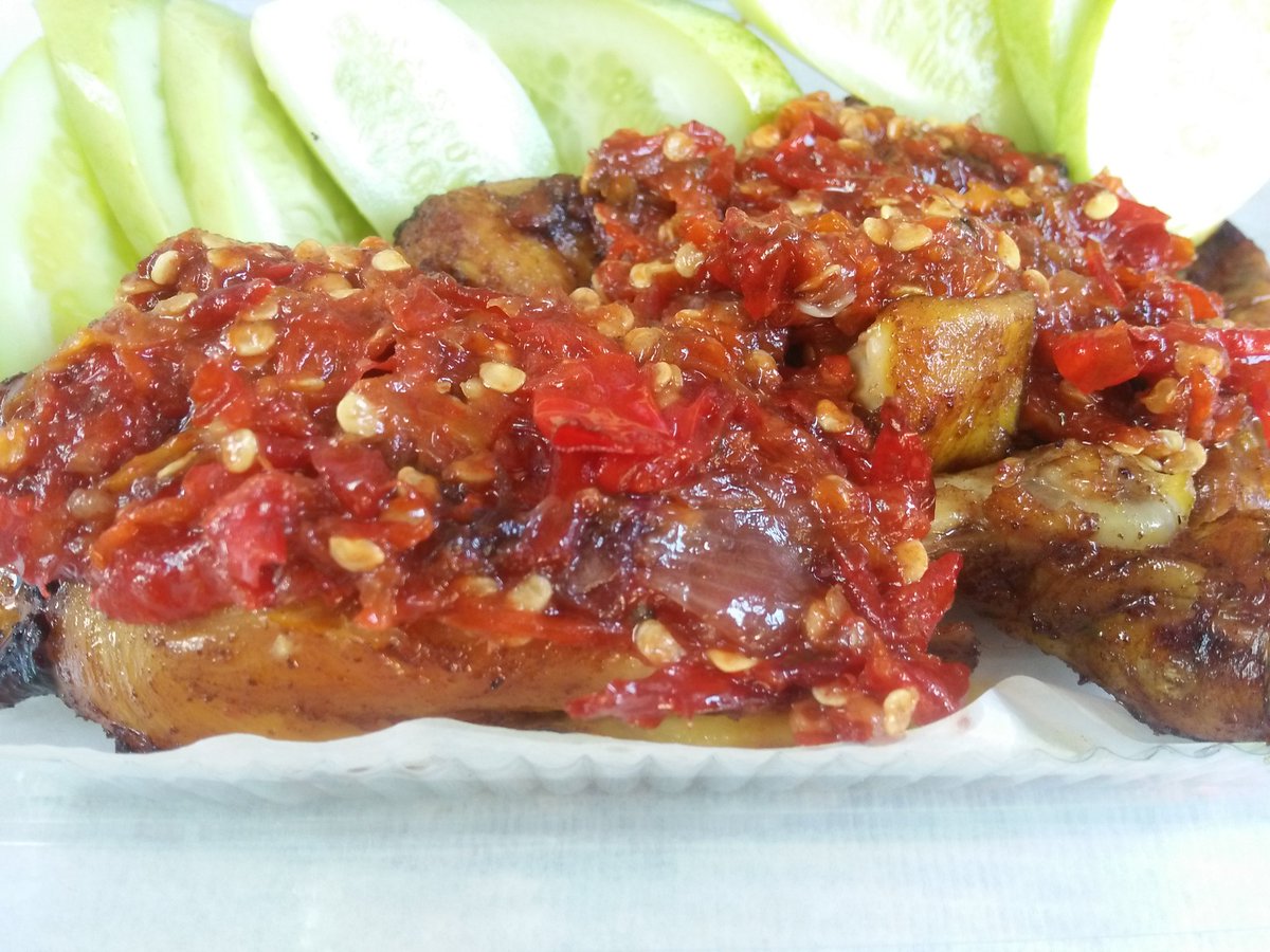 DenCybr's tweet photo. Berhubung Ngojek sedang disuspend ga jelas selama 3 hari, yaudah jualan #Ayampenyet #AyamBakar #AyamGoreng #Pangrame dulu dong.
Menerima order paket besar/kecil untuk berbagai acara.
Order paket via WA, order biasa bisa di GoFood & GrabFood.
Higienis sesuai protokol kesehatan. https://t.co/08enagRCTe