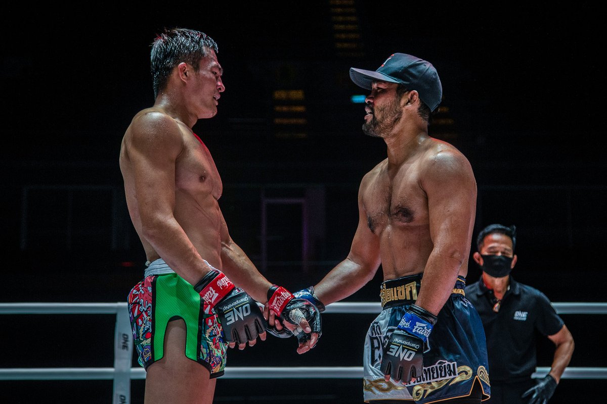 ONEChampionship's tweet photo. Saemapetch punched his ticket to the ONE Bantamweight Muay Thai Tournament final with an impressive decision victory over Rodlek at ONE: NO SURRENDER II! 👊 #NoSurrender2 #WeAreONE #ONEChampionship https://t.co/9iRtEEJEdx