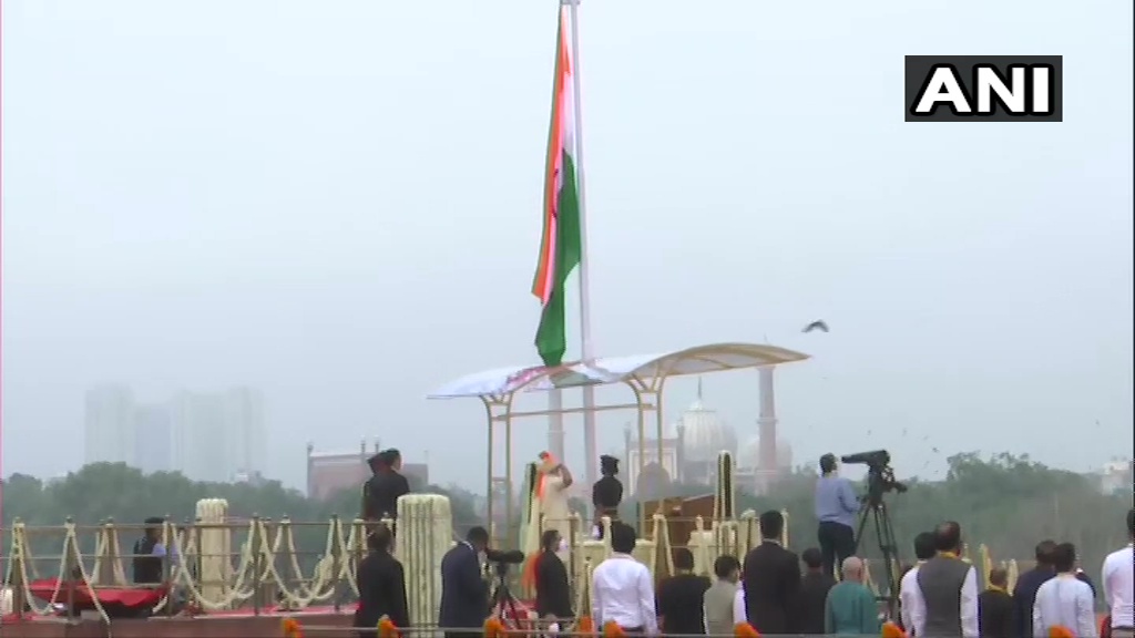 ANI's tweet photo. Delhi: Prime Minister Narendra Modi unfurls the National Flag at the ramparts of the Red Fort on #IndependenceDay today. 

The PM is being assisted by Major Shweta Pandey in unfurling the National Flag. https://t.co/qXs19V1GUi