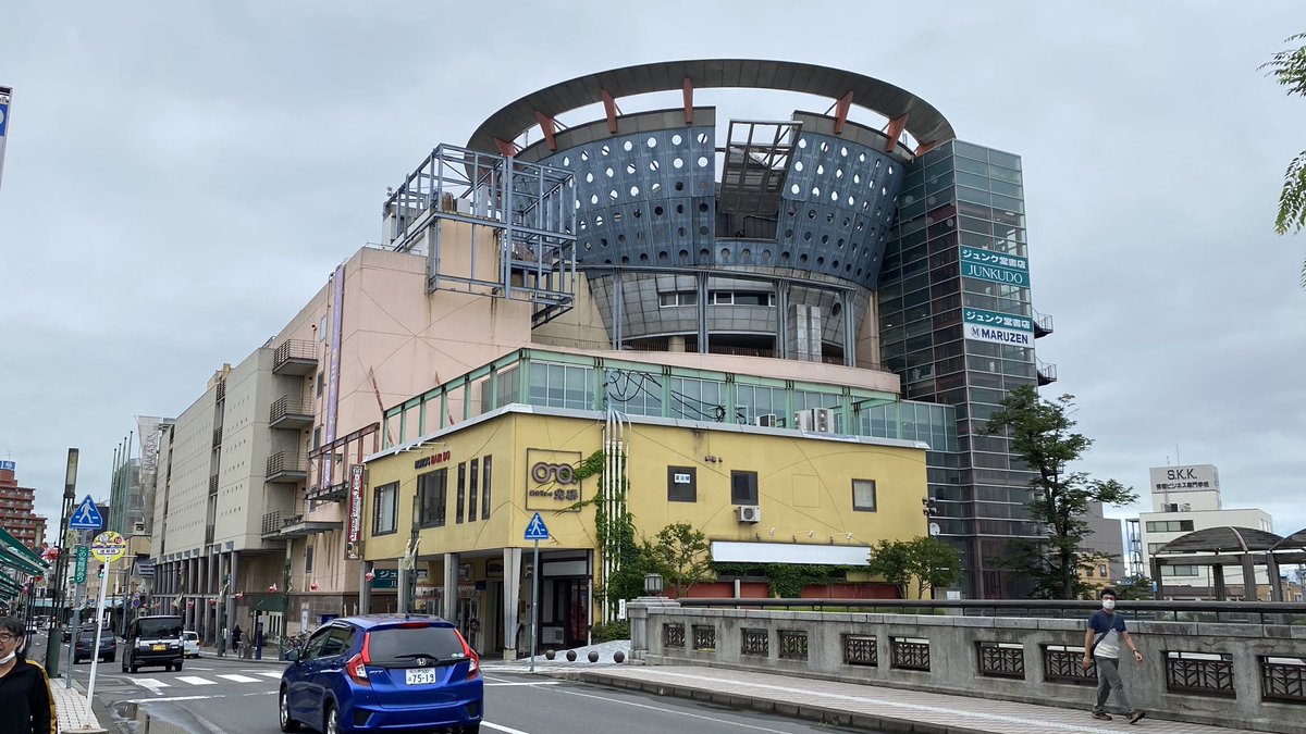 Domino 下土手町商店街 中三弘前店がある 県外は秋田や盛岡にまで北東北中心に店舗を有していたが 現在青森本店は複合施設に移動する予定で弘前店のみが店舗として残った