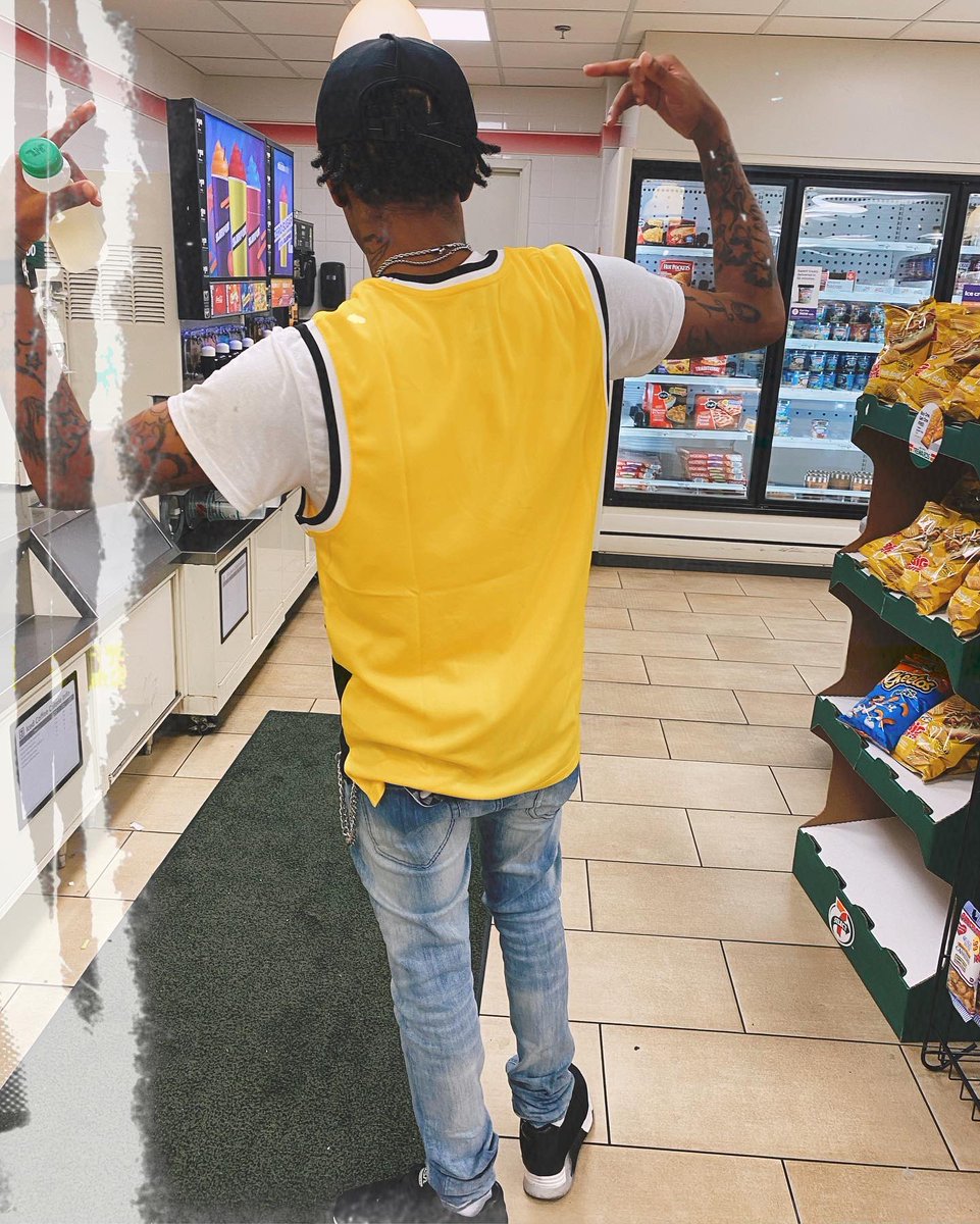 _tdrlorrobert's tweet photo. You’da Thought They Was Lebron How They Up’d & Banged On Ole Boy 🥴⛹🏽🚑💛💜 #ProjectRebel✨🎸 #YounginFromDaSouth🏘 #NewMusicOnnaWay🔥 https://t.co/NOPrMlZ5jr
