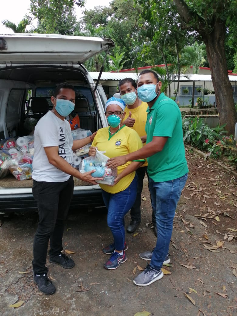 JuvePanamenista's tweet photo. Juventud panameñista de Chiriquí, realiza entrega de bolsas de comida en el barrio de San José en David, insumos al centro de Salud de la comunidad, finalizando la #SemanaPanameñista https://t.co/RzPVR3LhuY