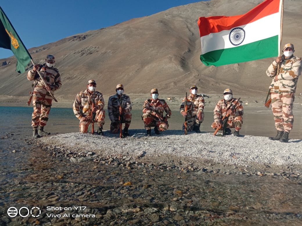 rahulkanwal's tweet photo. Independence Day celebrations at 14000+ feet at Pangong Tso in Ladakh. As you sit with your families in your drawing rooms, keep these ITBP and army soldiers in your thoughts. They are bracing for a brutal winter in inhospitable heights. Guarding India against the Chinese dragon. https://t.co/TV9sMigjXP