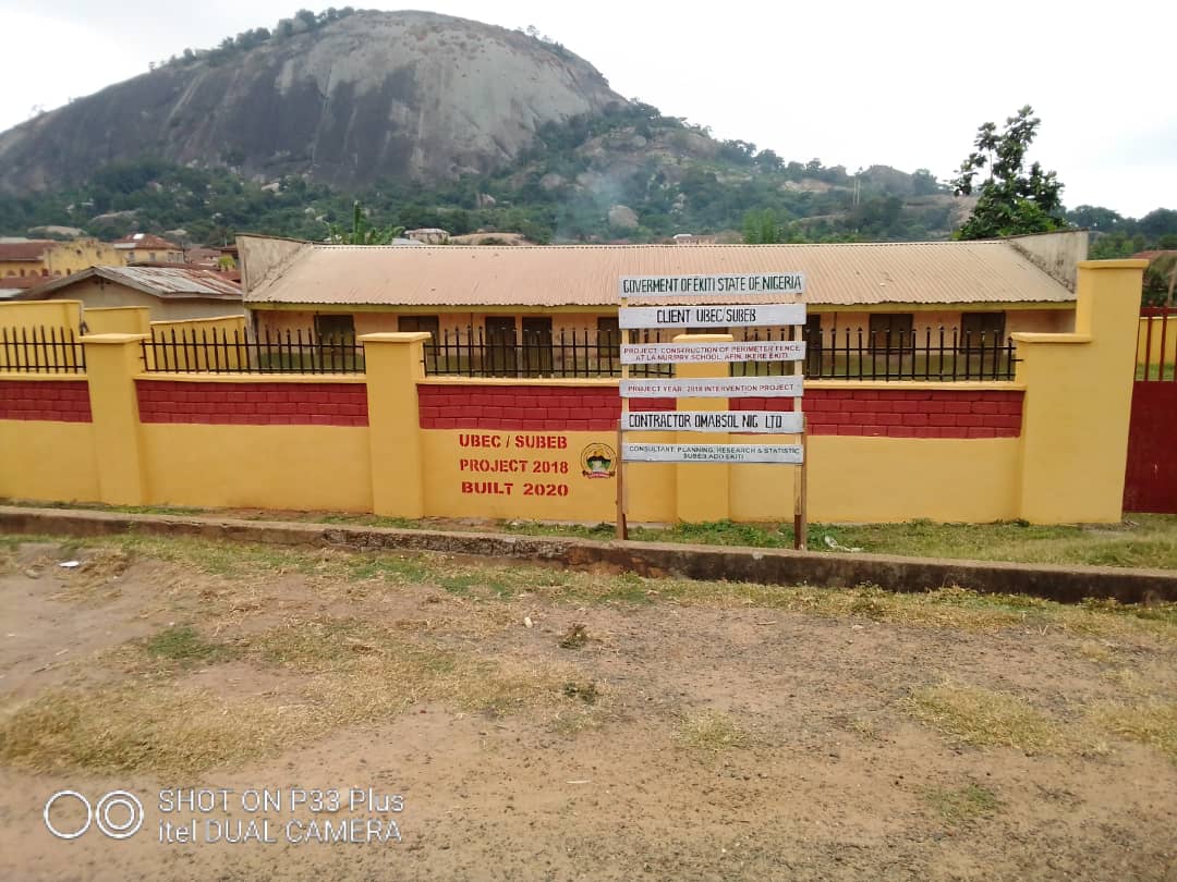 TrackaNG's tweet photo. Dear @ekitistategov
We tracked the construction of perimeter fence at L.A primary school AAfin , Ikere Ekiti, Ekiti state.
It's among the 781 ongoing projects in Ekiti state.
We confirmed COMPLETED
#GetInvolved #781schoolsProjects https://t.co/58j6VcIkIB