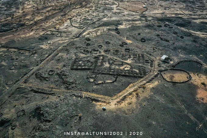 ARCH1993's tweet photo. صورتين جوّية من المستكشف المميز @altunsi2002 لحصن الديسة الأثري في خيبر، هو حصن اسلامي يعود إلى الفترة العباسية مبني من الحجارة البركانية له شكل غير منتظم وتحيط به عدد من الأحواض أو الأحواش التي يبدو أنها أضيفت لاحقًا، للحصن فناء تشرف عليه عدد من الغرف المبنية على مدار أسواره. https://t.co/szXfn7jaju