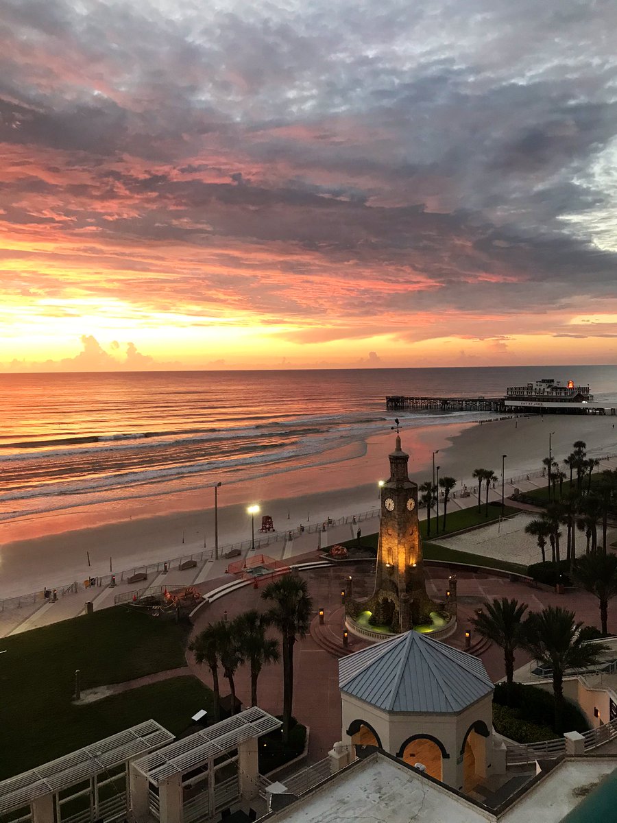 ChaneldiorAnn's tweet photo. @Jaclynhill Here’s a sunrise, 🌅 sunshine.☀️ You make me happy when sky’s are gray! https://t.co/9T9xnXTR6y