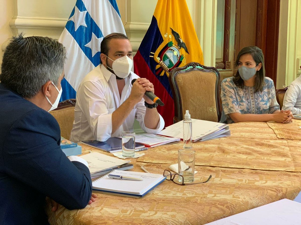 CHONILLOec's tweet photo. Con agrado recibimos a todos los gobernadores del país, que participaron en la reunión que lideró la ministra @mariapaularomo.

Esta cita permitió evaluar las medidas adoptadas durante la emergencia sanitaria y la coordinación de estrategias de seguridad. 
¡Seguimos trabajando! https://t.co/FKVtFzPTRL