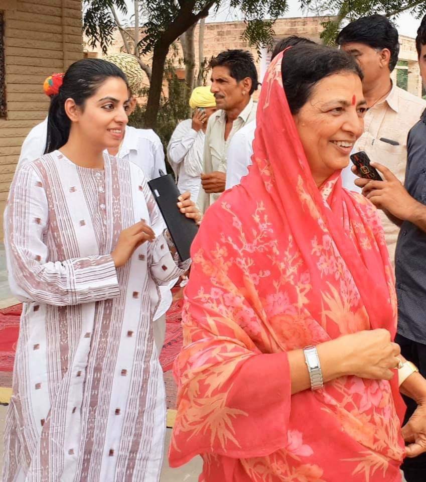 MahensaSaran's tweet photo. पुर्व अपेक्स बैंक चैयरमैन व वर्तमान जोधपुर सैंट्रल कांपरेटिव बैंक चैयरमैन श्रीमती लीलाजी मदेरणा  को जन्मदिन की क्रान्तिकारी बधाई वह उज्जवल राजनैतिक भविष्य कि शुभकामनाएं...!! @DivyaMaderna https://t.co/8UyFaBoYHy