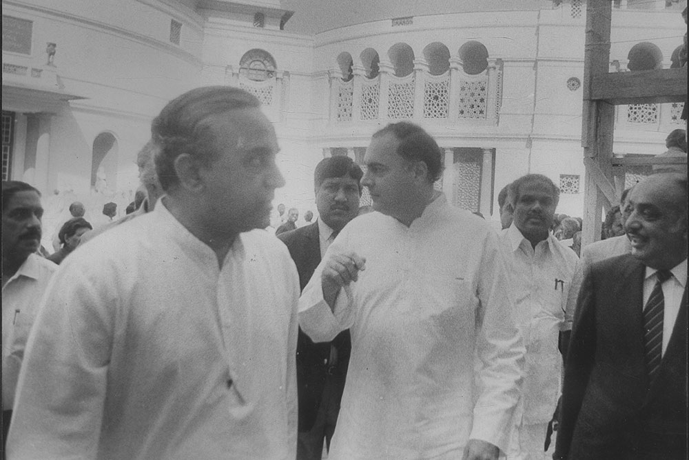 Guest appearance timeRajiv Gandhi's close friend Subramanian Swamy is the only one person who is still defending Rajiv Gandhi in 2020 for Bofors scandal. When Congres & Gandhi's are not defending Rajiv, our Jay is religiously standing his ground firm for the sake of his Veeru